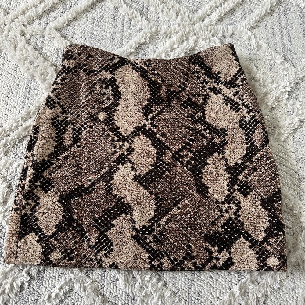 🖤 H&M Snake Print Short Skirt